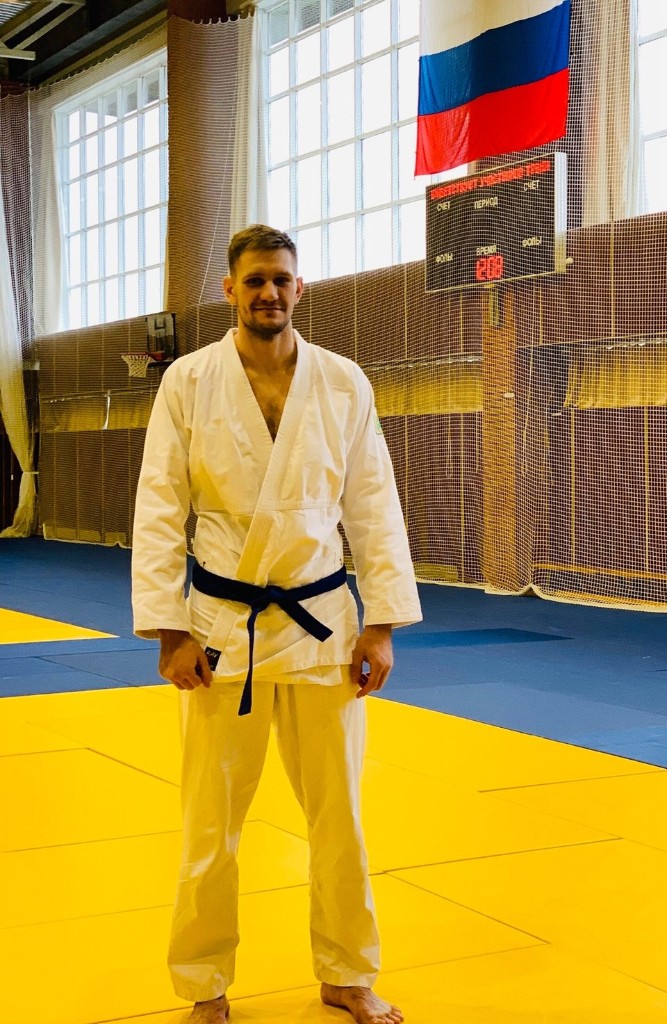 Дмитрий Жуков в белом ги в зале СК Олимп